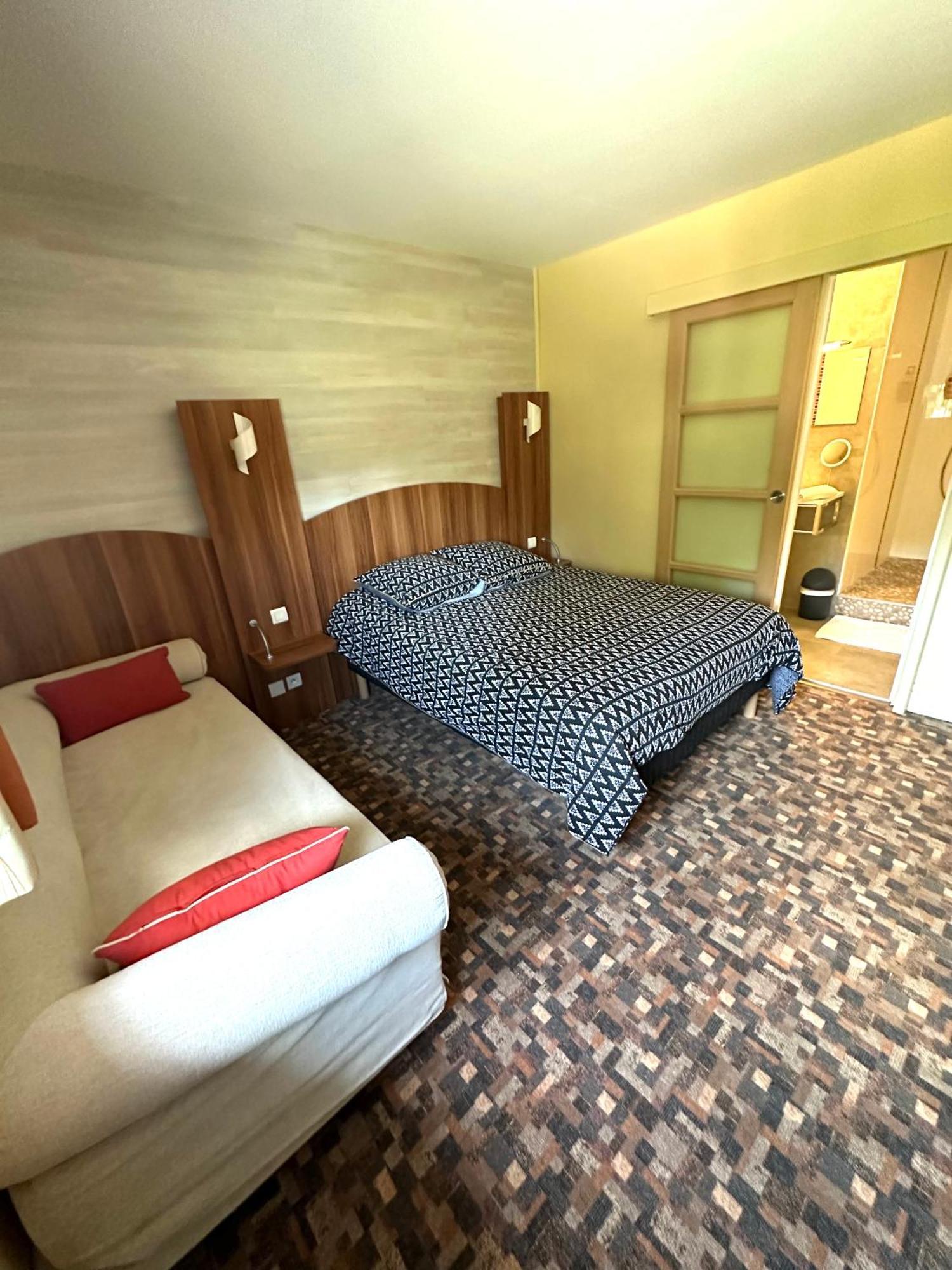 Les Portes du Coglais Hotel Roc Land מראה חיצוני תמונה