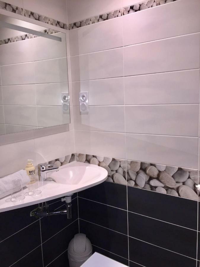 Les Portes du Coglais Hotel Roc Land מראה חיצוני תמונה